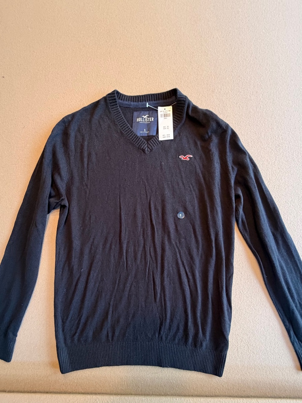 Hollister Men's Black V-Neck.  NWT Size: Small